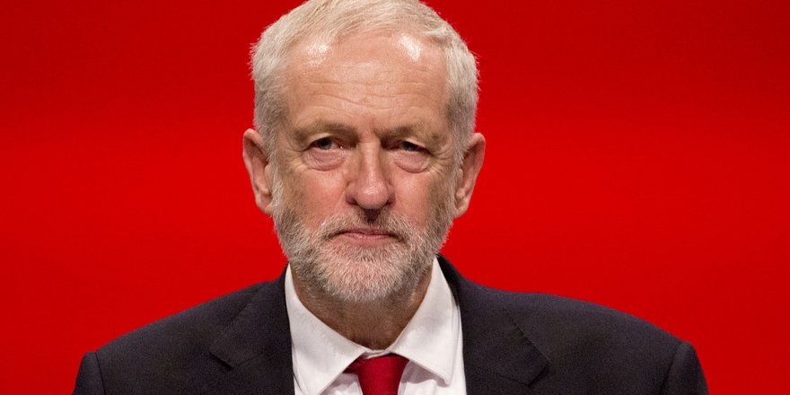 İngiltere'de cami ziyaret eden Corbyn'e yumurtalı saldırı