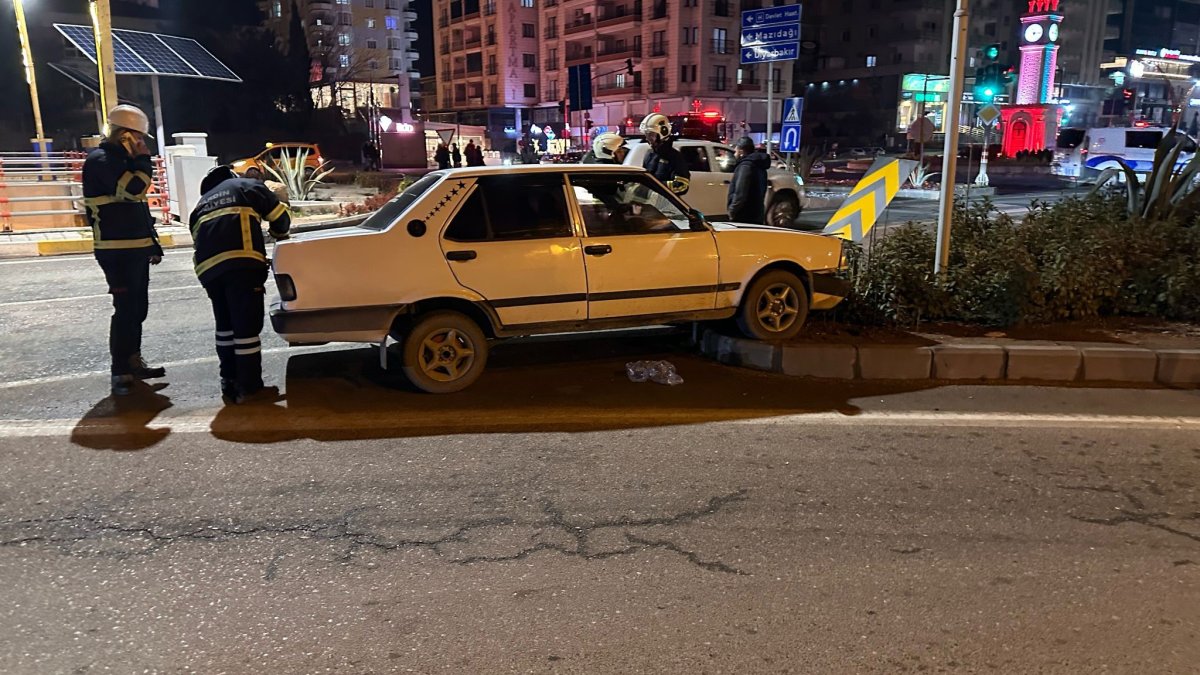 Mardin'de otomobil kavşağa girdi 'Yaralılar var'