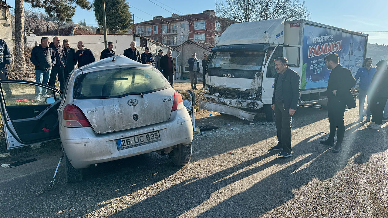 Eskişehir'de feci kaza 'Akademisyen ve kızı can verdi'
