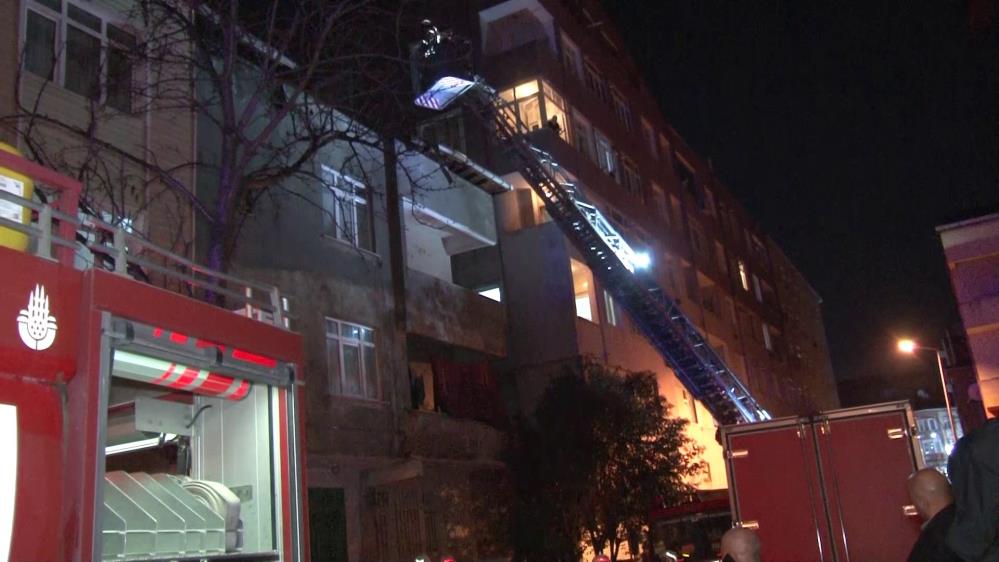 Pendik’te 3 katlı binanın çatısında yangın çıktı