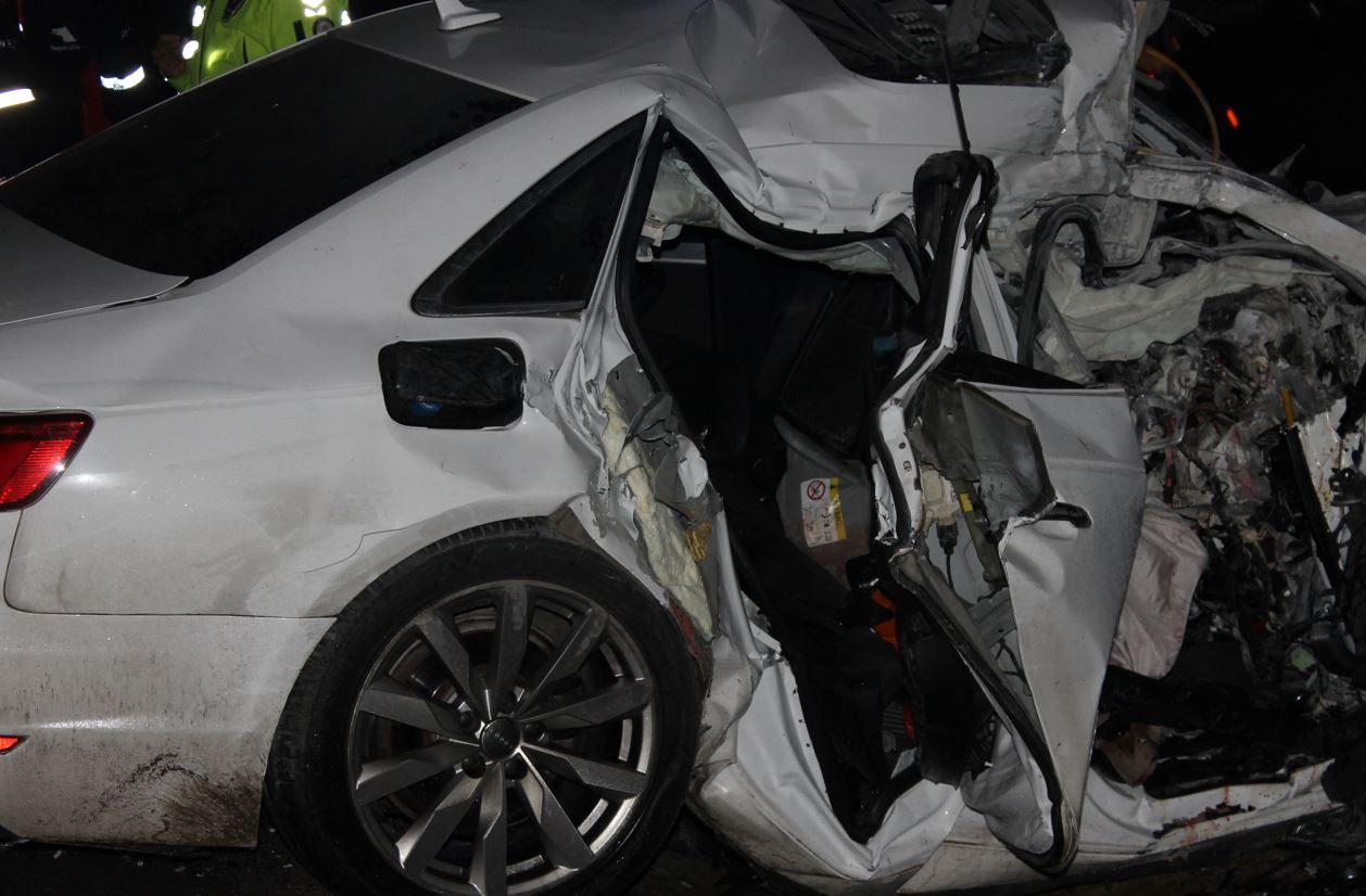 Bursa'da aracın patlayan lastiğini değiştiren kişilere otomobil çarptı