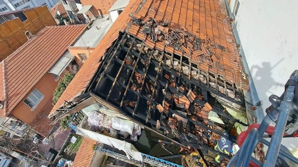 3 katlı binada çıkan yangın mahalleyi birbirine kattı