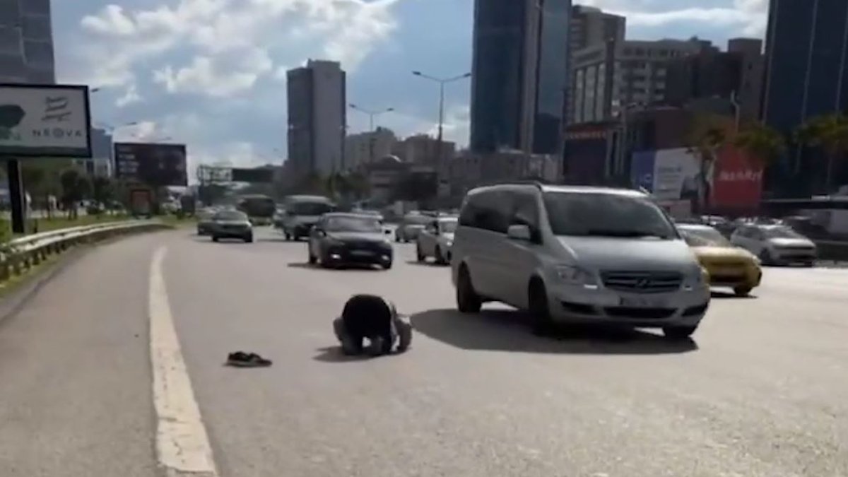 İstanbul’da bir kişi arabalara aldırış etmeden otobanın ortasında namaz kıldı