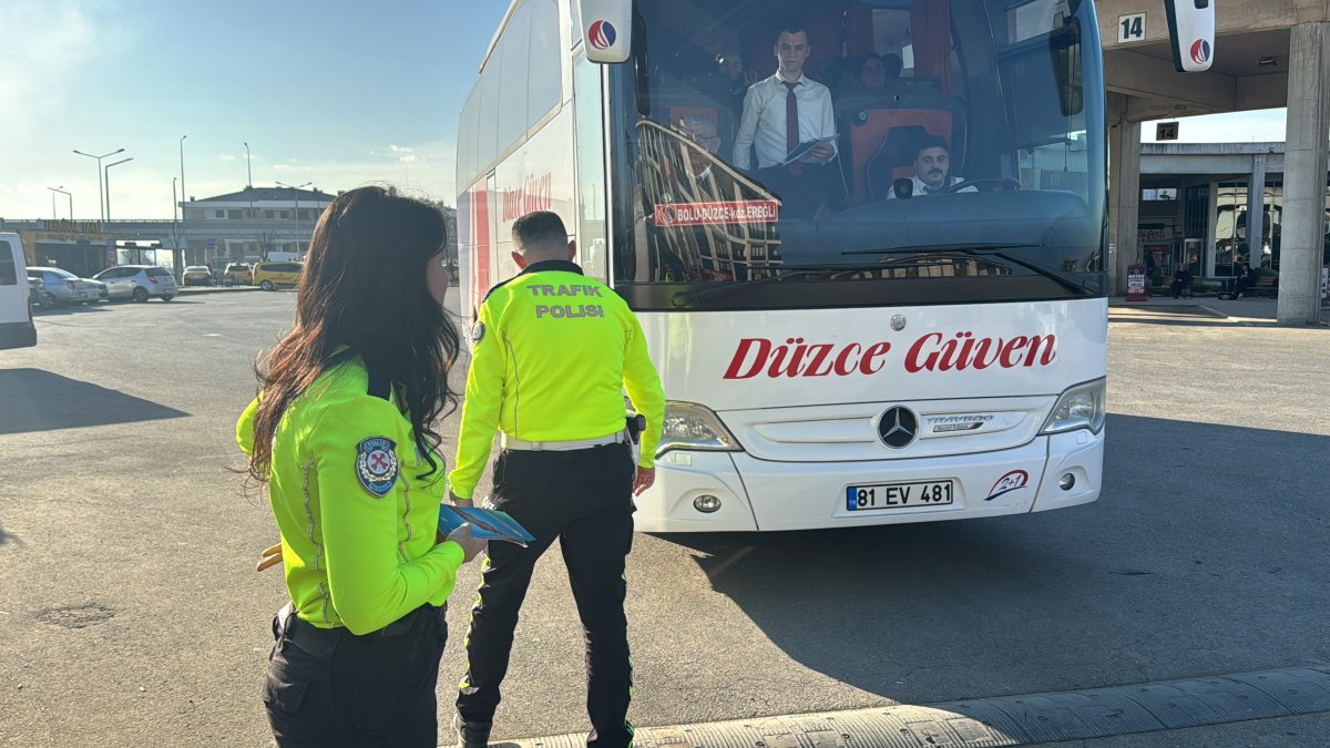 Düzce'de polis ekipleri otobüsleri tek tek denetledi