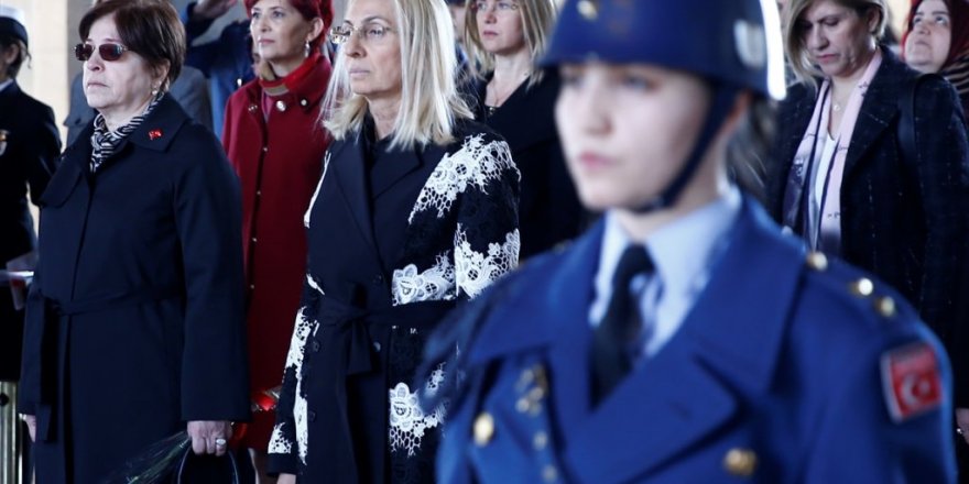 Bakan Akar'ın eşinden Anıtkabir'e ziyaret