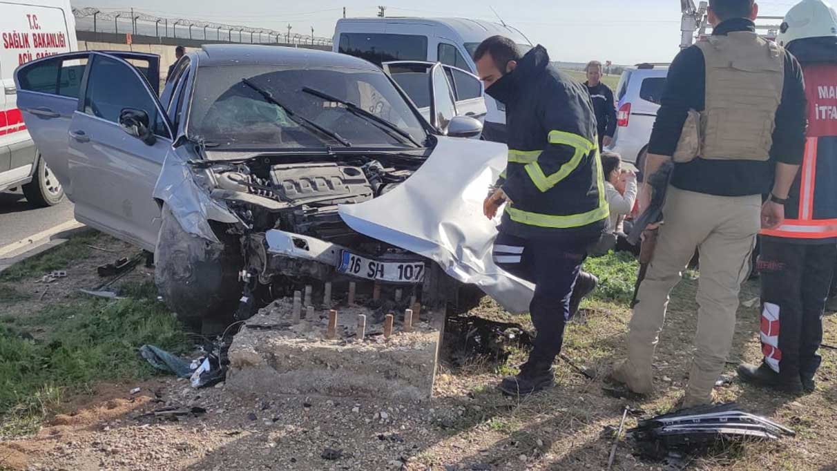 Mardin'de otomobil ile hafif ticari araç çarpıştı 'Yaralılar var'