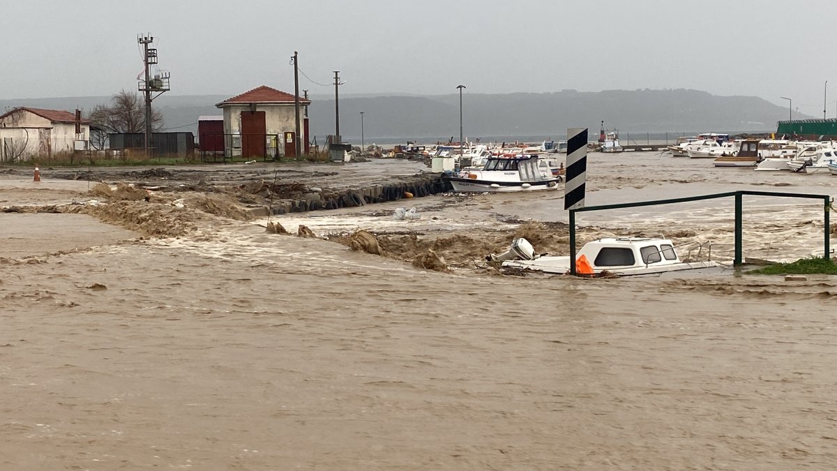Çanakkale'de şiddetli sağanak yağışlar hayatı olumsuz etkiliyor