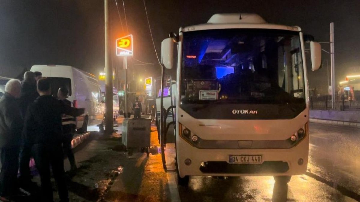 Tur otobüsü direğe çarptı 10 kişi yaralandı