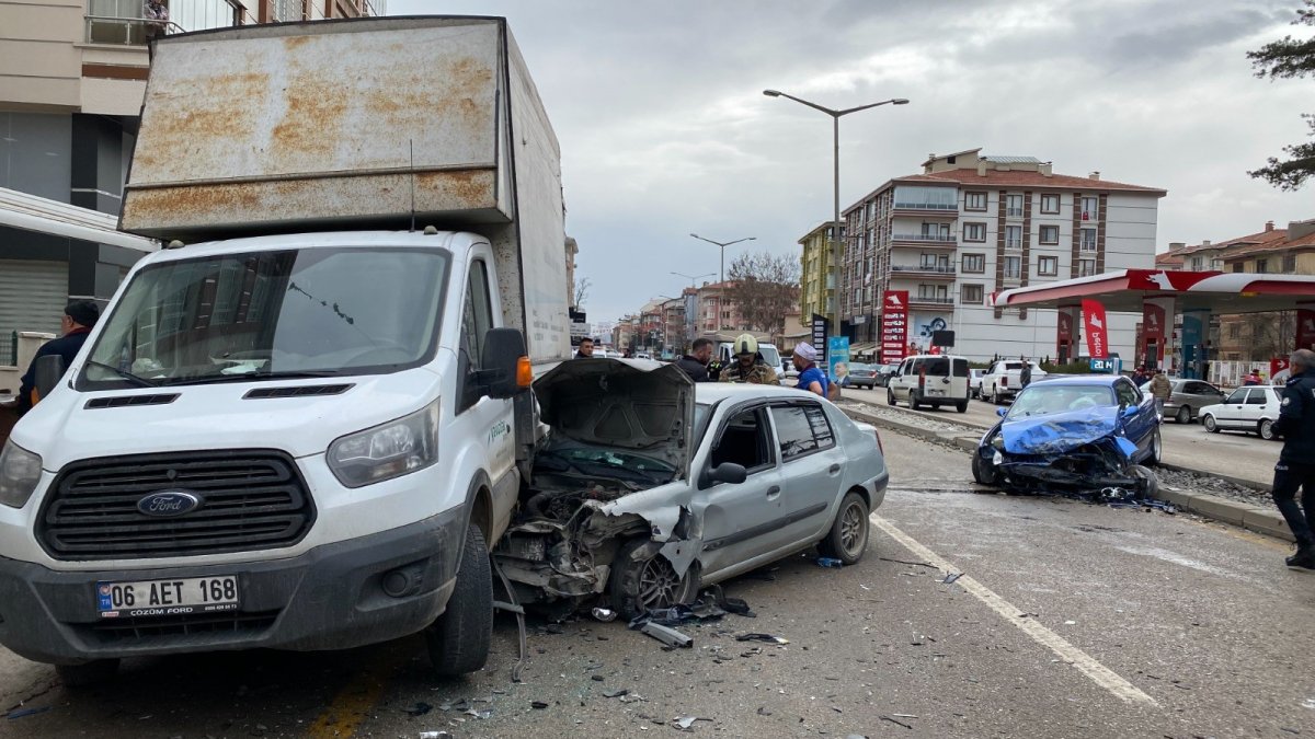 Ankara’da zincirleme trafik kazası 'Yaralılar var'