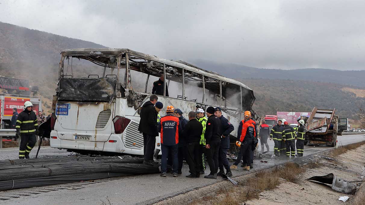 Kamyona çarpan yolcu otobüsü alev aldı 'Ölü ve yaralılar var'