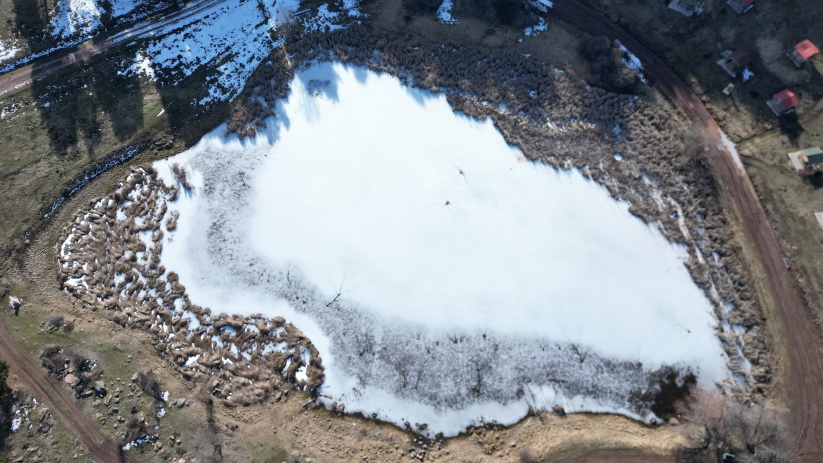 Sivas’ta göl buz tuttu