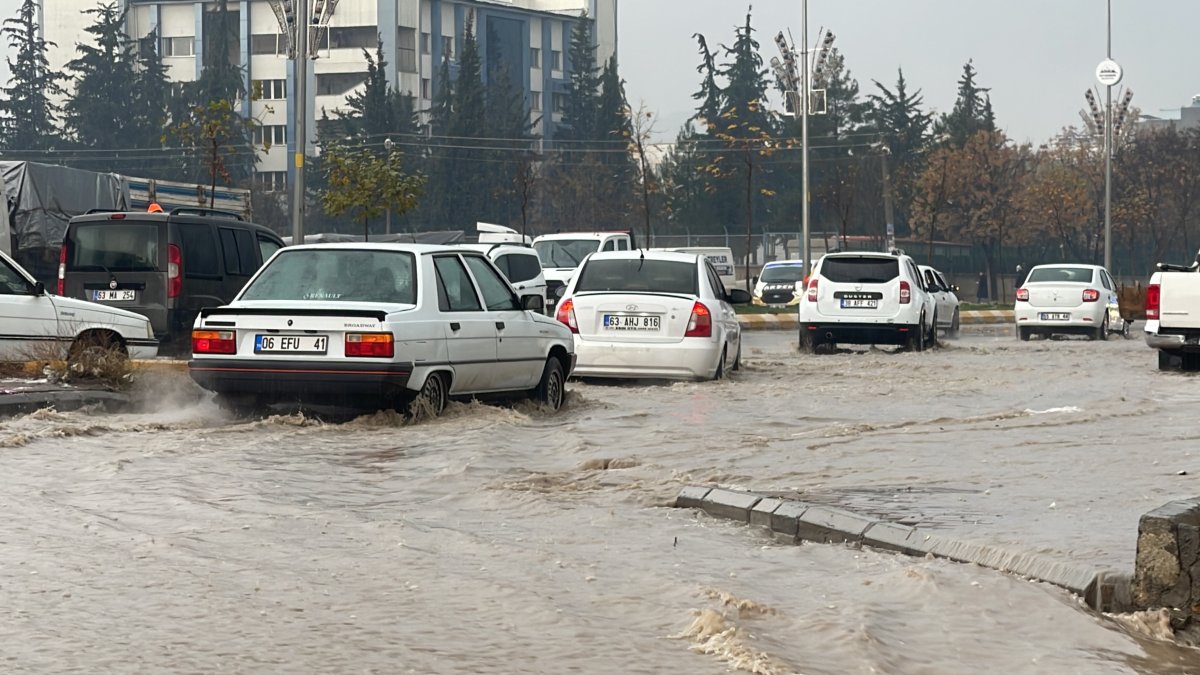 Şanlıurfa'da dolu ve sağanak yağış hayatı olumsuz etkiledi