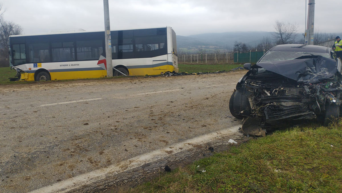 Bursa'da halk otobüsü ile otomobil çarpıştı 'Ölü ve yaralılar var'