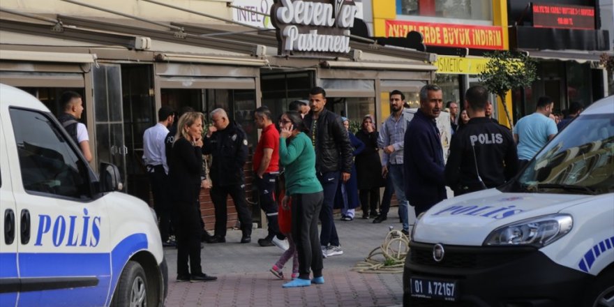 Adana'da seyir halindeki otomobil alev aldı