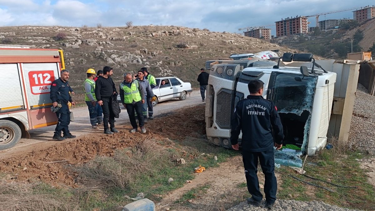 Hafriyat kamyonu devrildi 'kazada 1 kişi yaralandı'