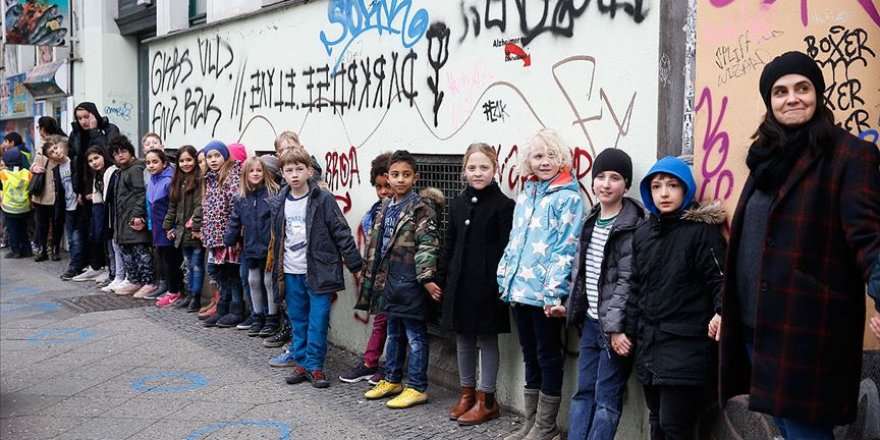 Irkçılığa karşı insan zinciri oluşturdular