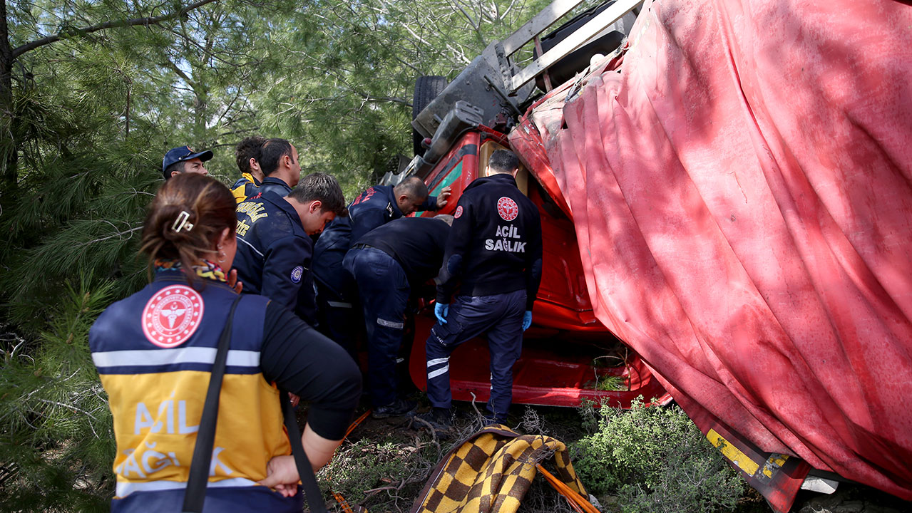 Muğla'da kamyon devrildi '1 ağır yaralı'