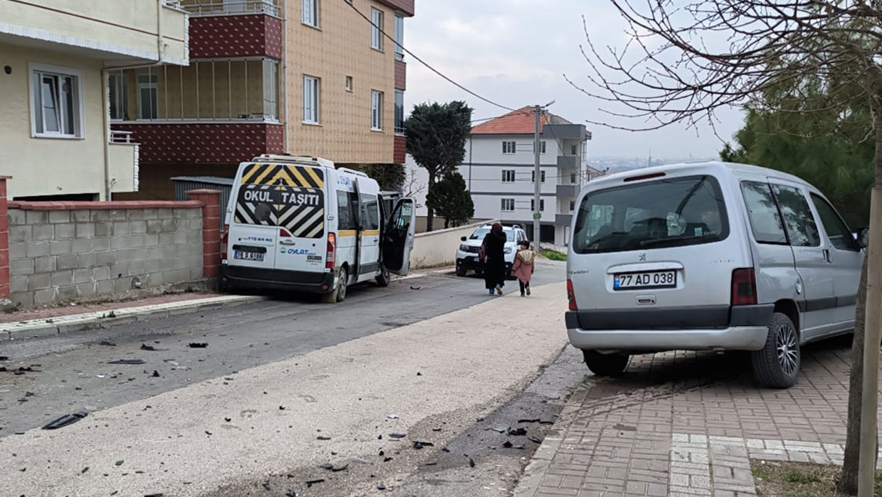 Bursa'da okul servisi ile hafif ticari araç çarpıştı 'Yaralılar var'