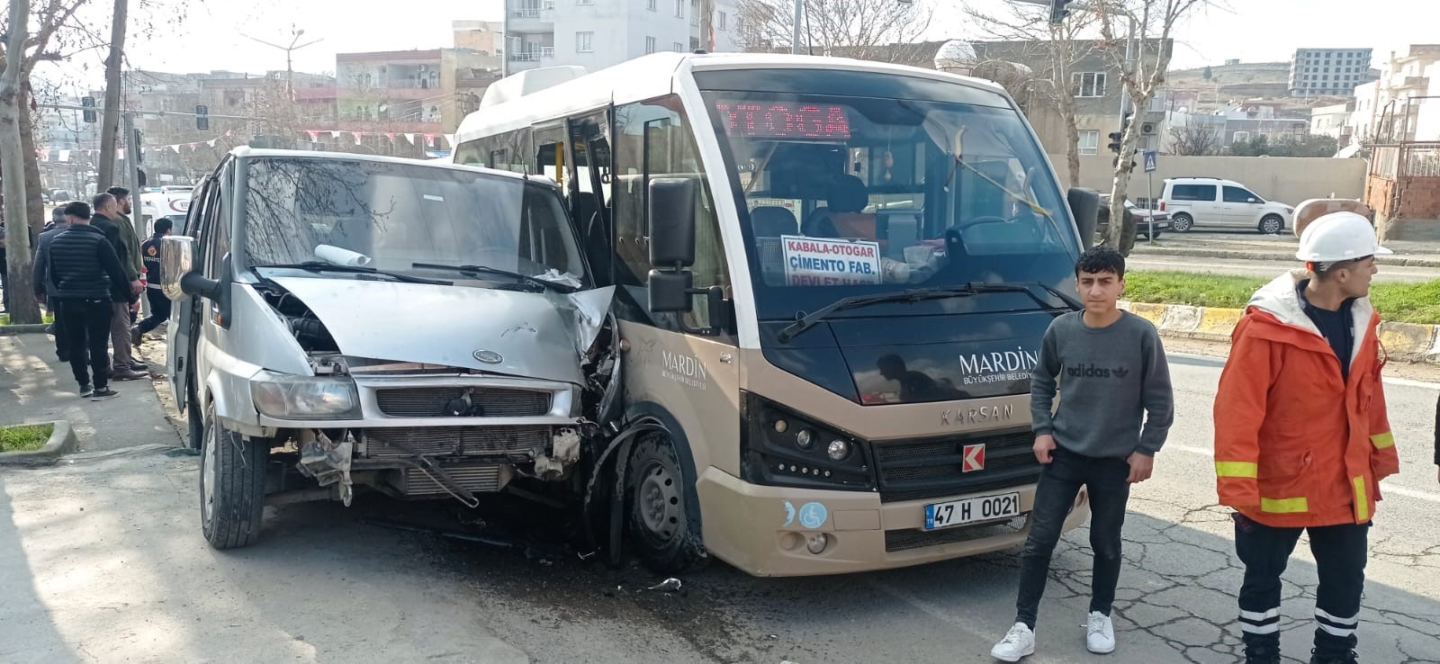 Mardin’de iki minibüs çarpıştı 'Yaralılar var'