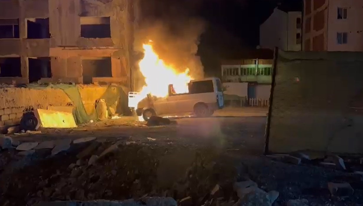 Malatya'da park halindeki araç alev alev yandı