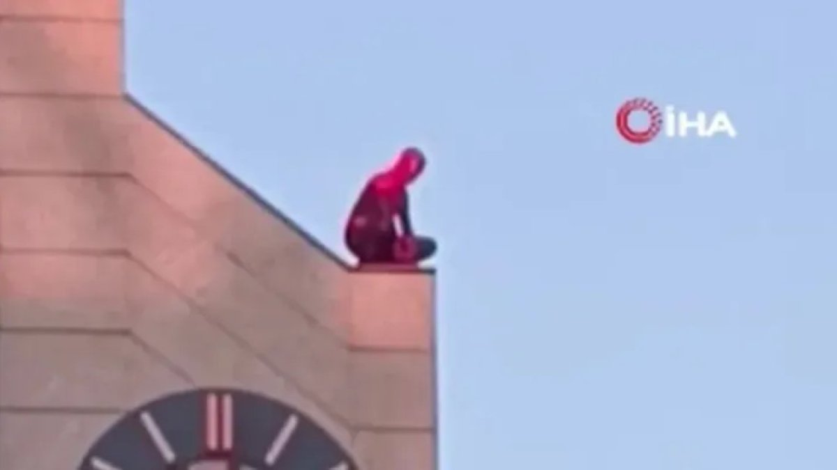 Spiderman bu kez Kocatepe Camii’nin önündeki saat kulesine tırmandı
