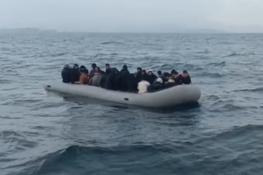 110 düzensiz göçmen  Ayvalık açıklarında yakalandı