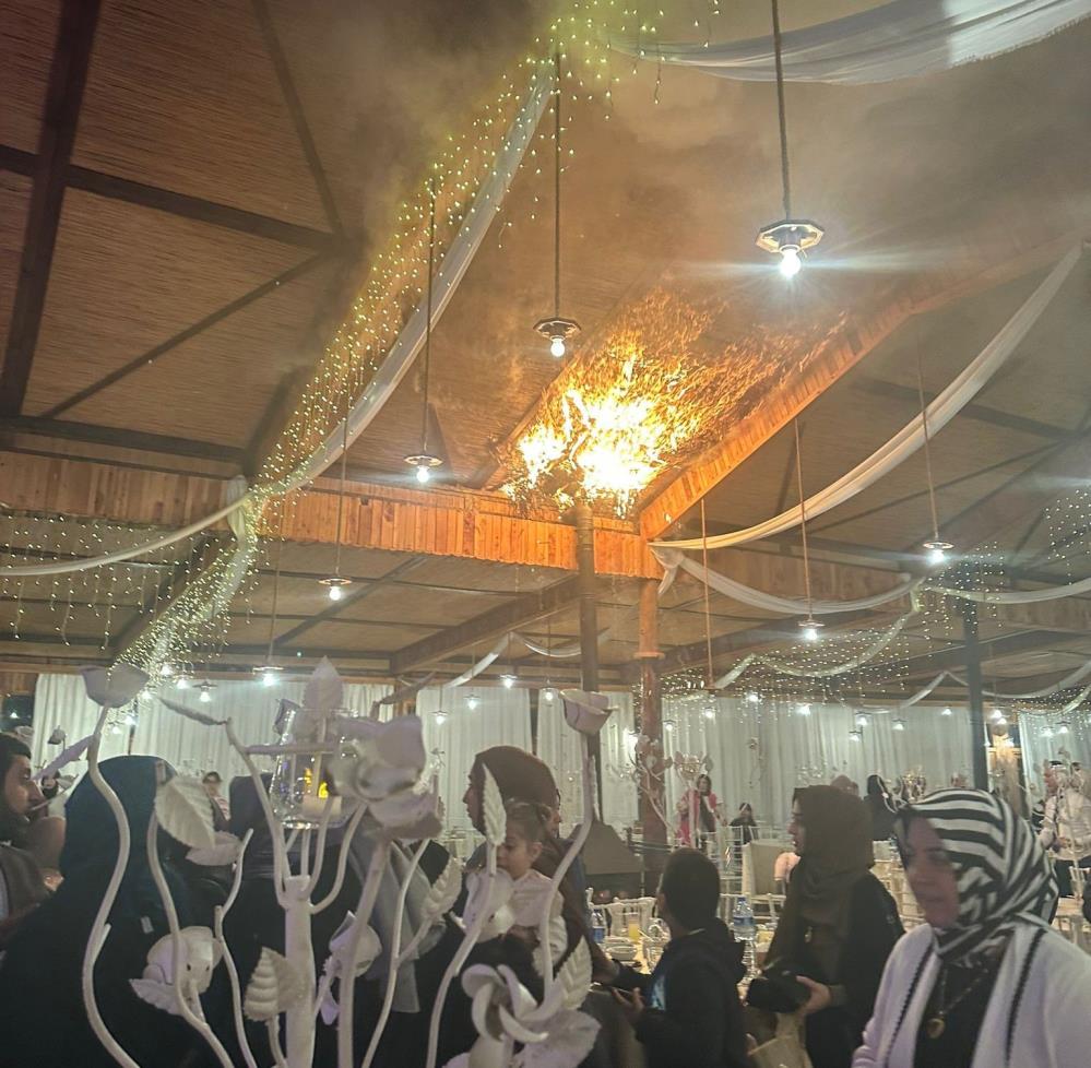 Mersin'de düğün sırasında salonun tavanı alev aldı