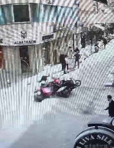 Şişli’de iki motosiklet çarpıştı