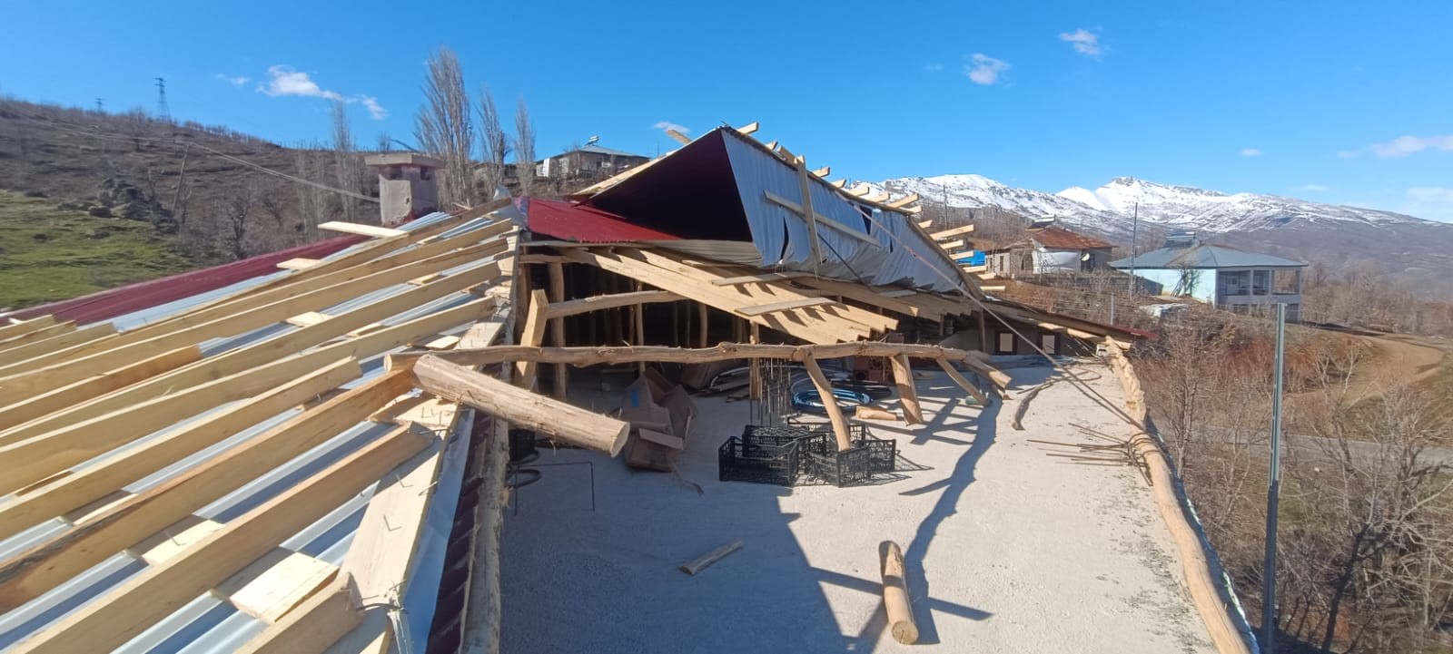 Hakkari'de etkili olan fırtına ev ve ahırın çatısını uçurdu