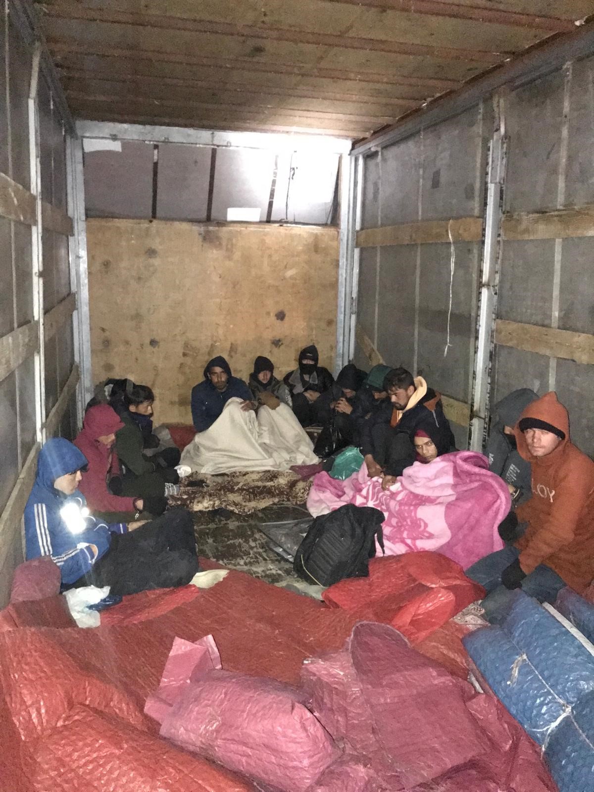 Amasya’da 13 kaçak göçmen yakayı ele verdi