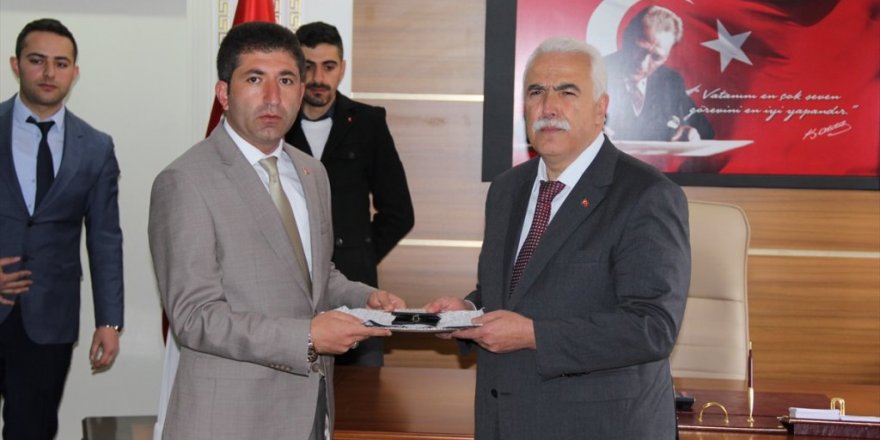 İlk icraatı makam odasının kapısını sökmek oldu