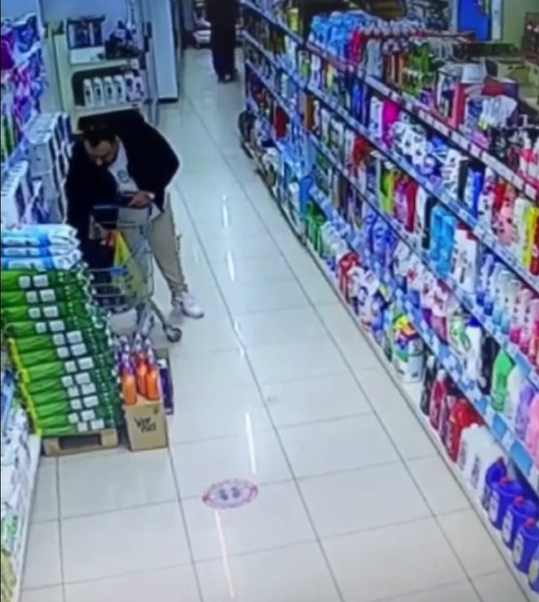11 deodorant çaldığı marketten elini kolunu sallayarak çıktı