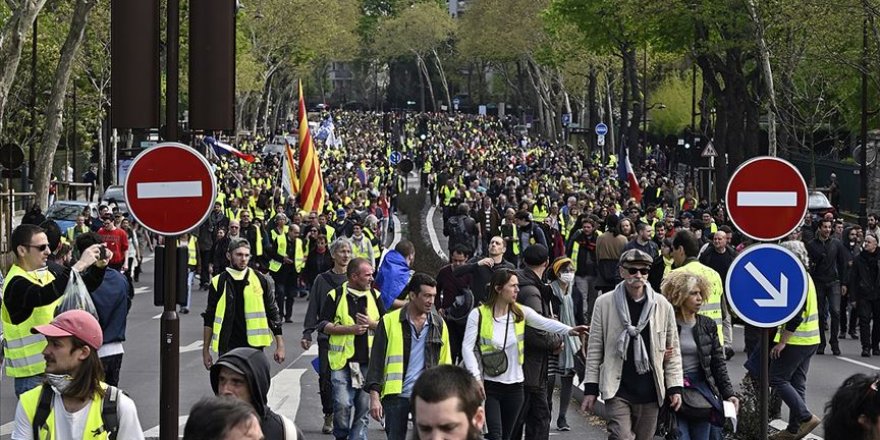 Fransa'da sarı yelekliler sokaklarda