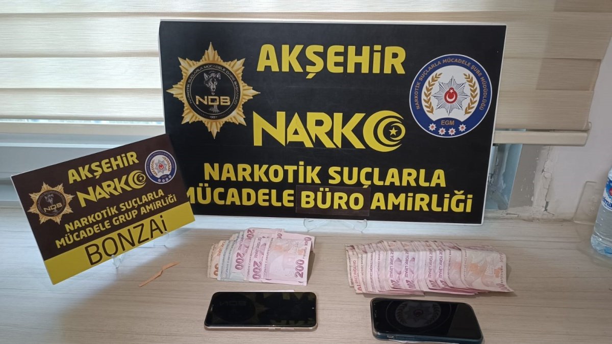Konya'da sokakta uyuşturucu satan 2 şüpheli tutuklandı