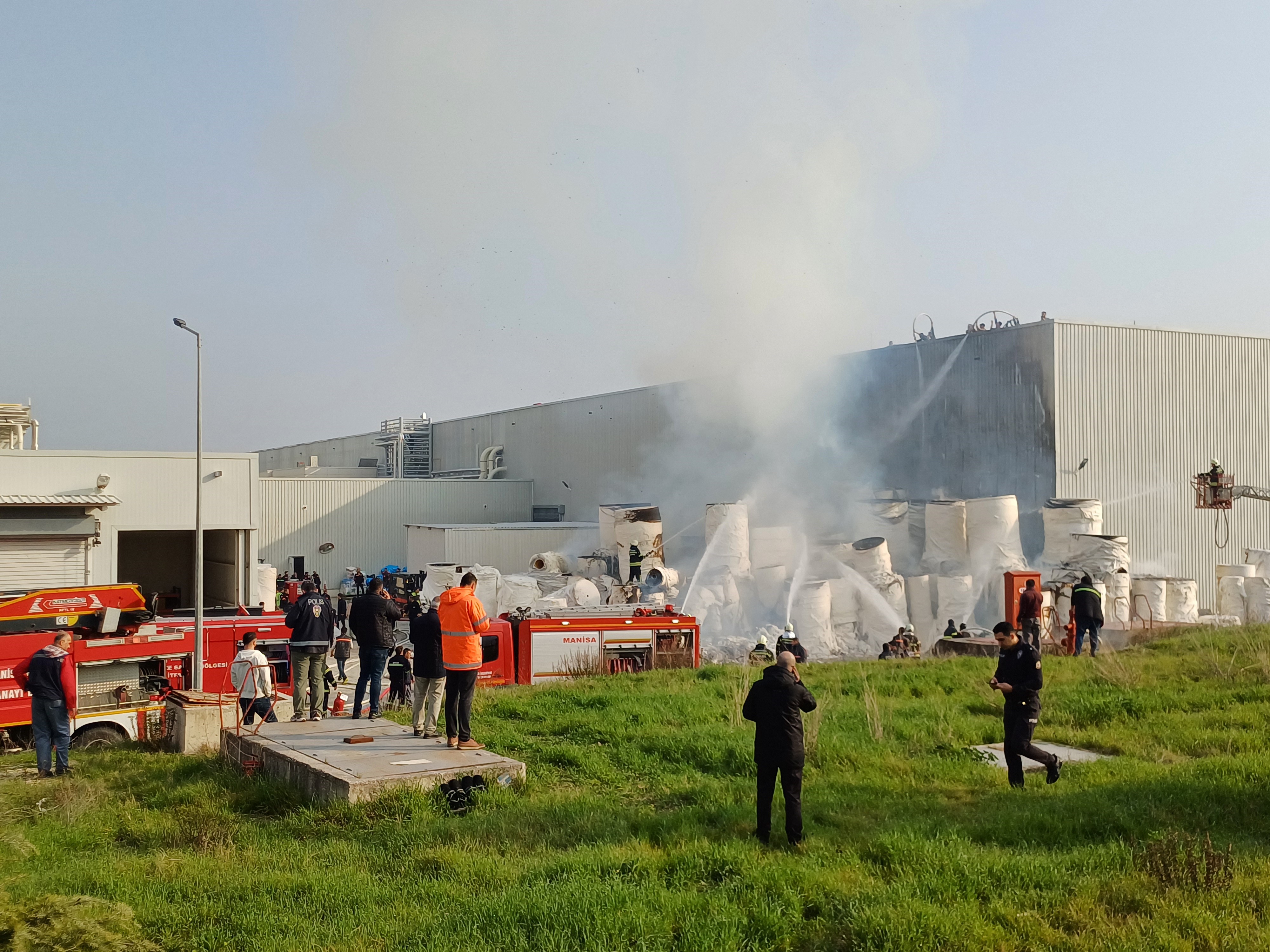 İpek kağıt fabrikasında korkutan yangın 'Bölgeye çok sayıda itfaiye sevk edildi'