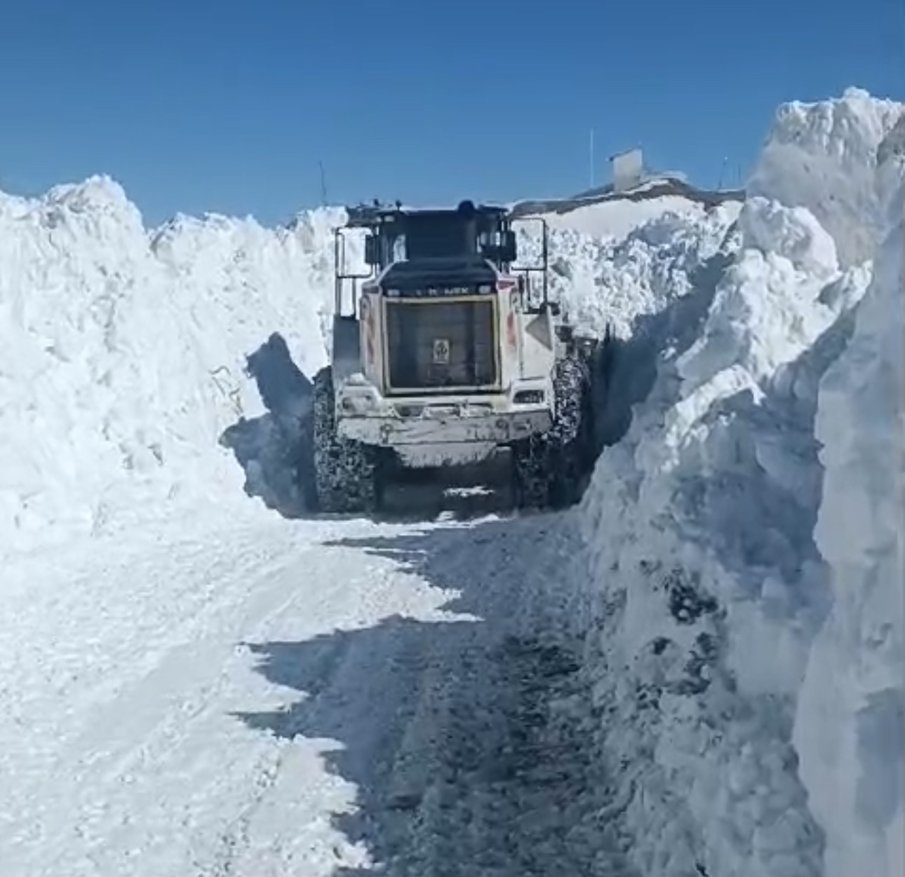 Hakkari’de karla mücadele devam ediyor