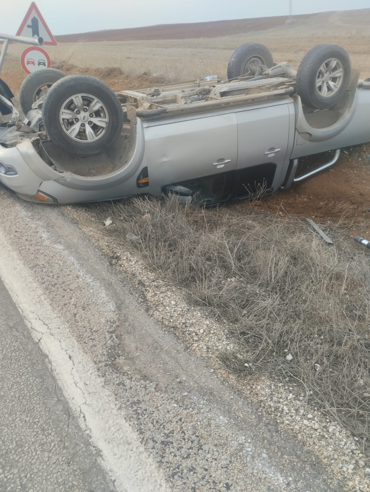 Eskişehir’de şarampole devrilen aracın sürücüsü yaralandı