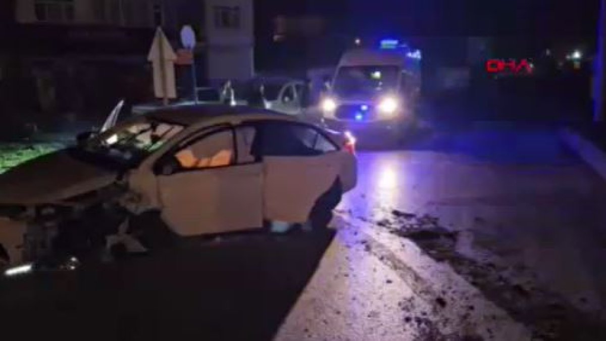 Edirne'de iki otomobil çarpıştı 'Yaralılar var'