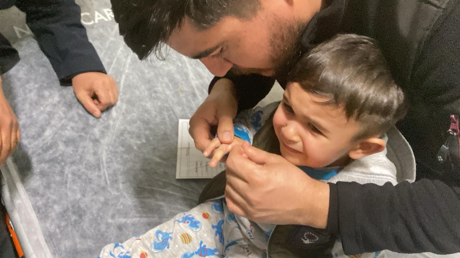 Erzincan’da parmağı açacağa sıkışan çocuğu itfaiye kurtardı