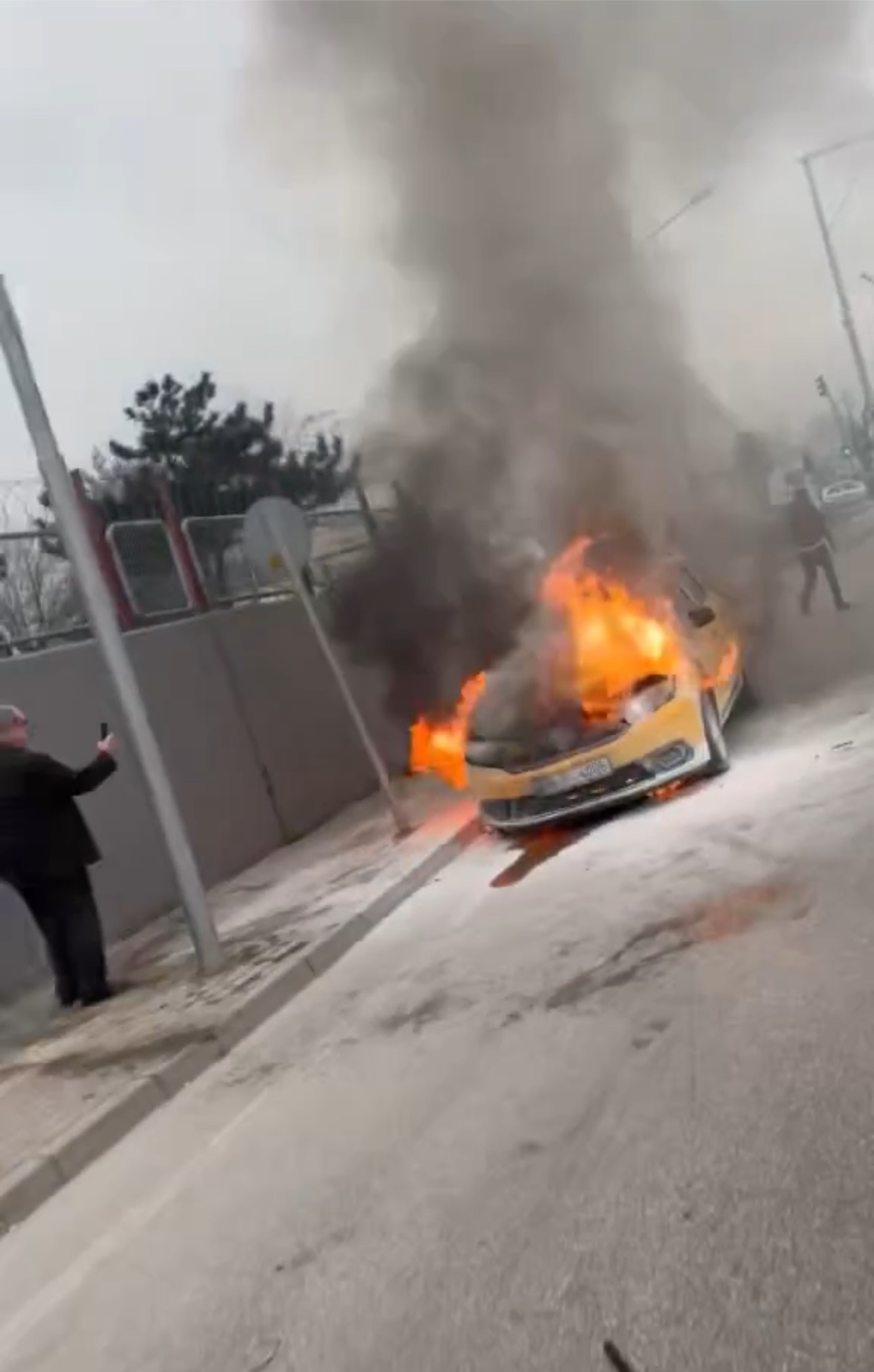 Bursa'da seyir halindeki ticari taksi alev alev yandı