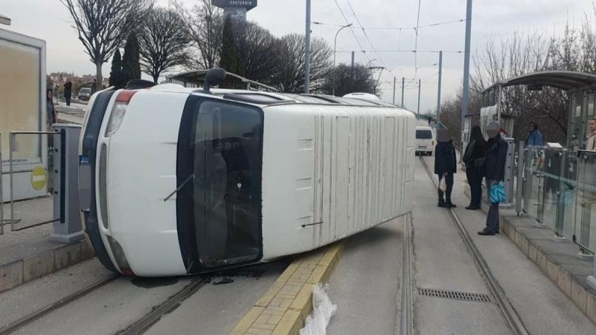 Minibüs tramvay yoluna devrildi 'Seferler aksadı'
