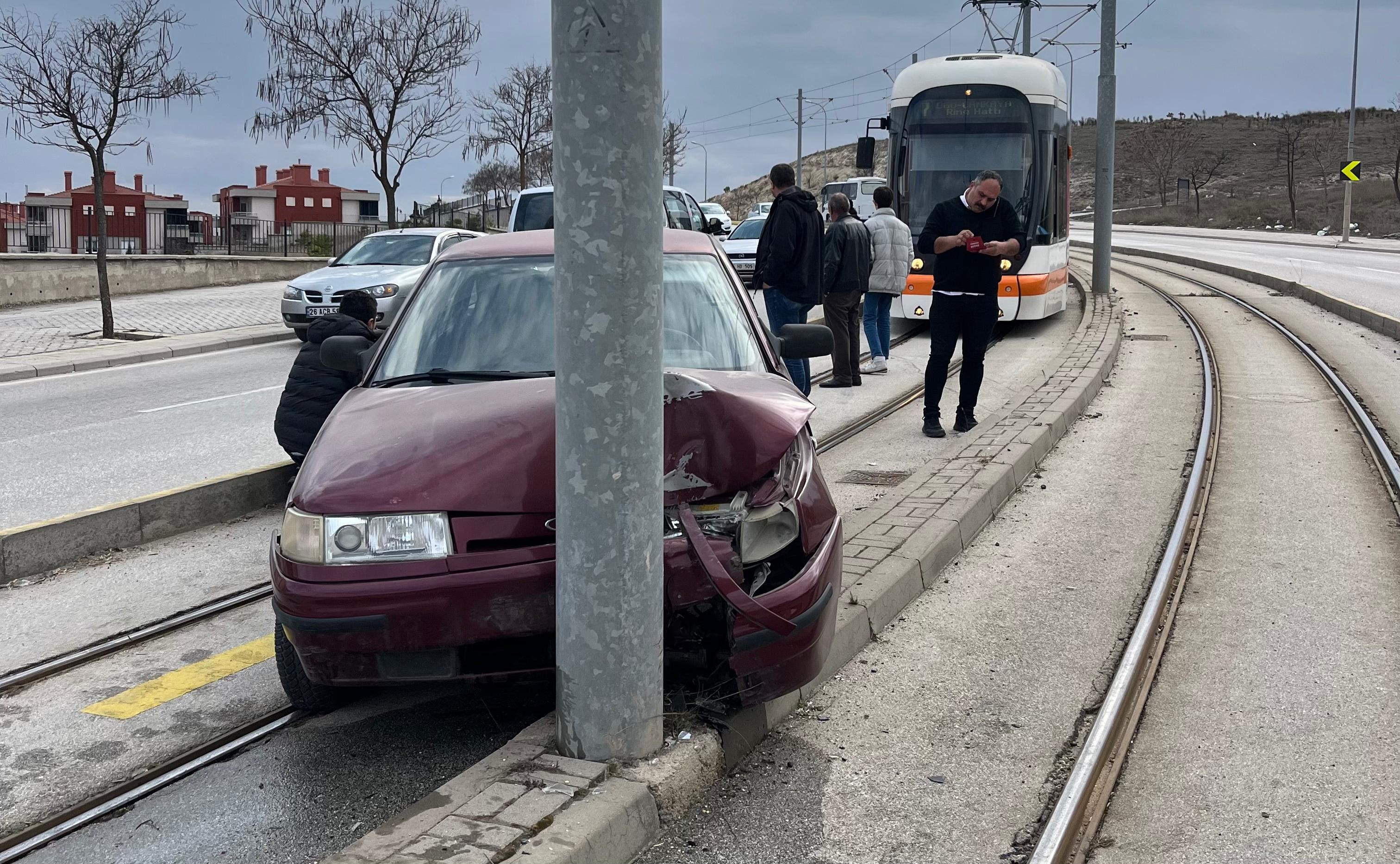 Eskişehir'de virajı alamayan otomobil tramvay yoluna girdi