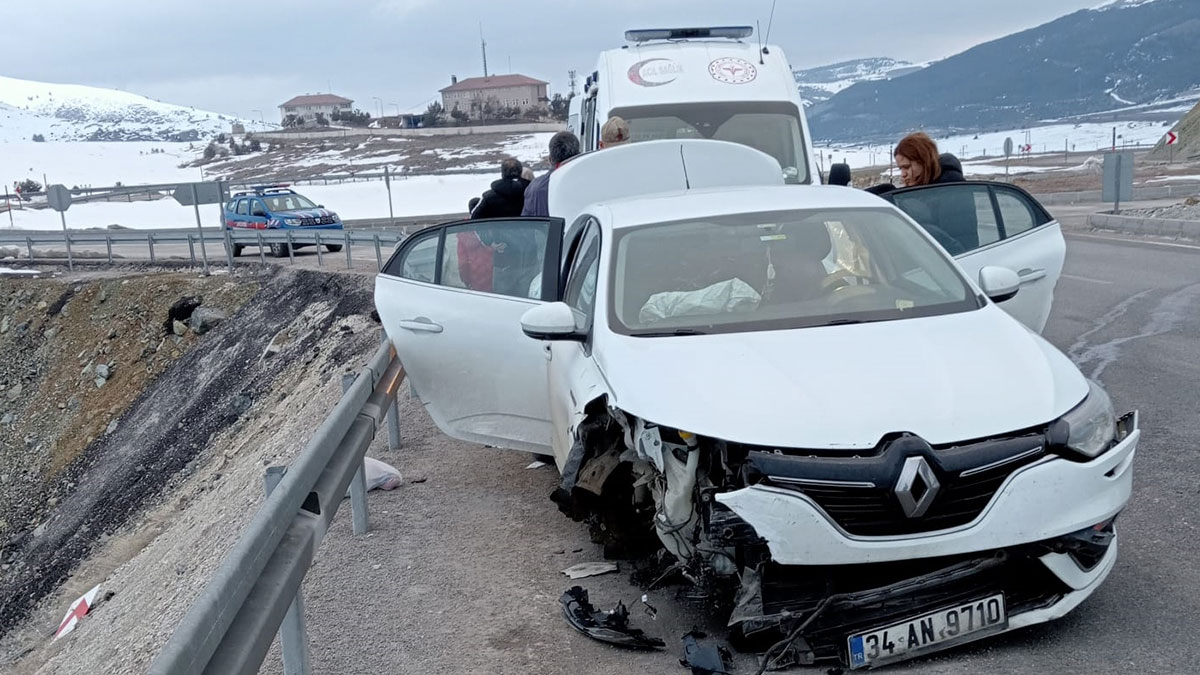 Erzincan'da otomobil bariyerlere çarptı '6 yaralı'