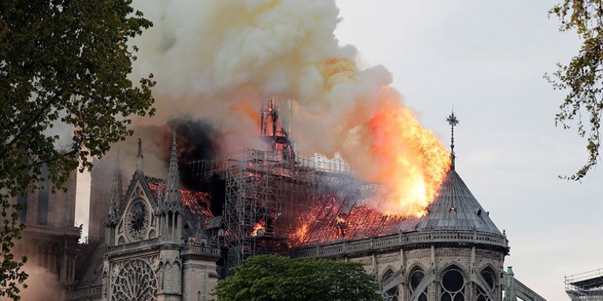 Fransa'nın sembolü Notre Dame alevlere teslim oldu