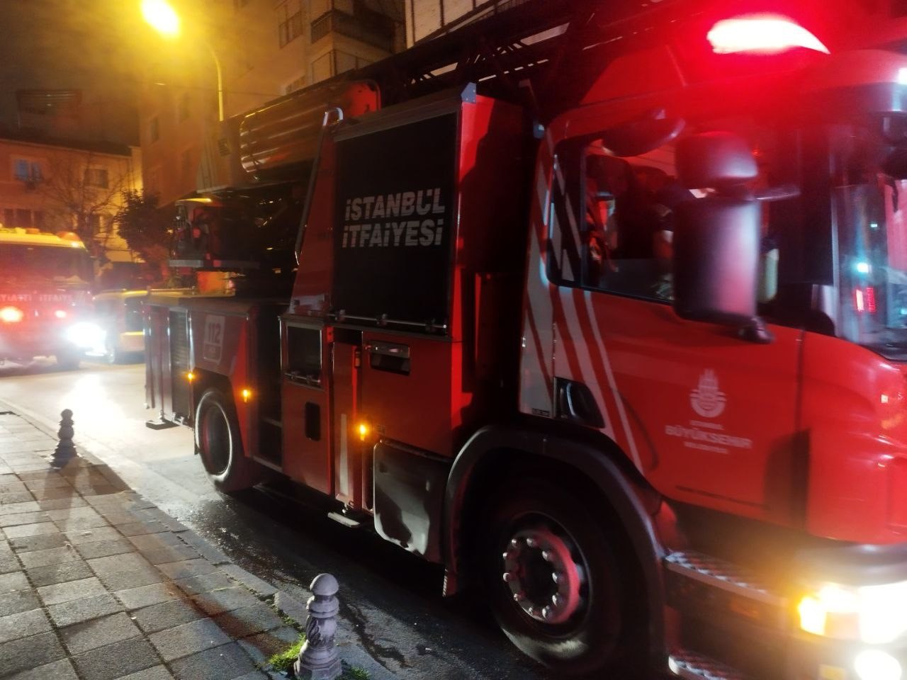 Kadıköy'de iş yeri alev alev yandı