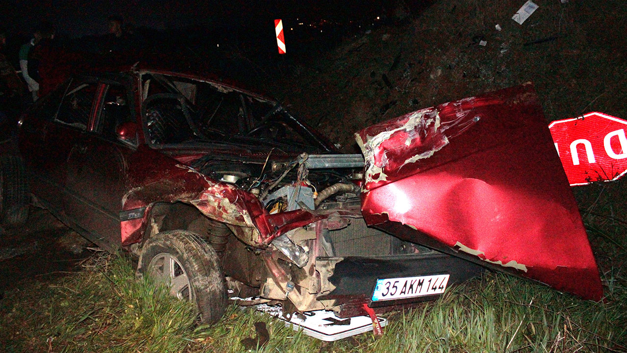 İzmir'de iki otomobil çarpıştı '1 ölü 3 yaralı'
