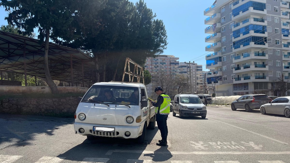Antalya'da trafik denetiminde yüzlerce araç kontrol edildi
