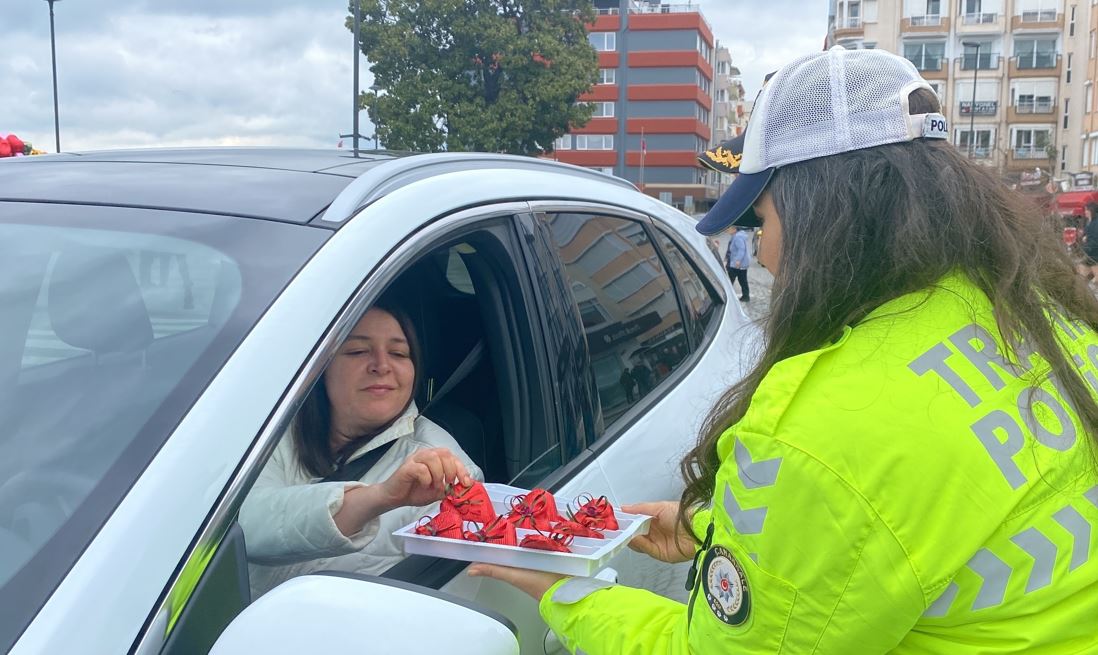 Çanakkale'de kadın sürücülere polislerden çikolata