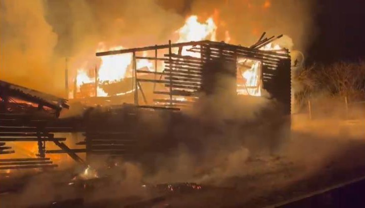 Sakarya'da iki katlı ahşap ev alev alev yandı