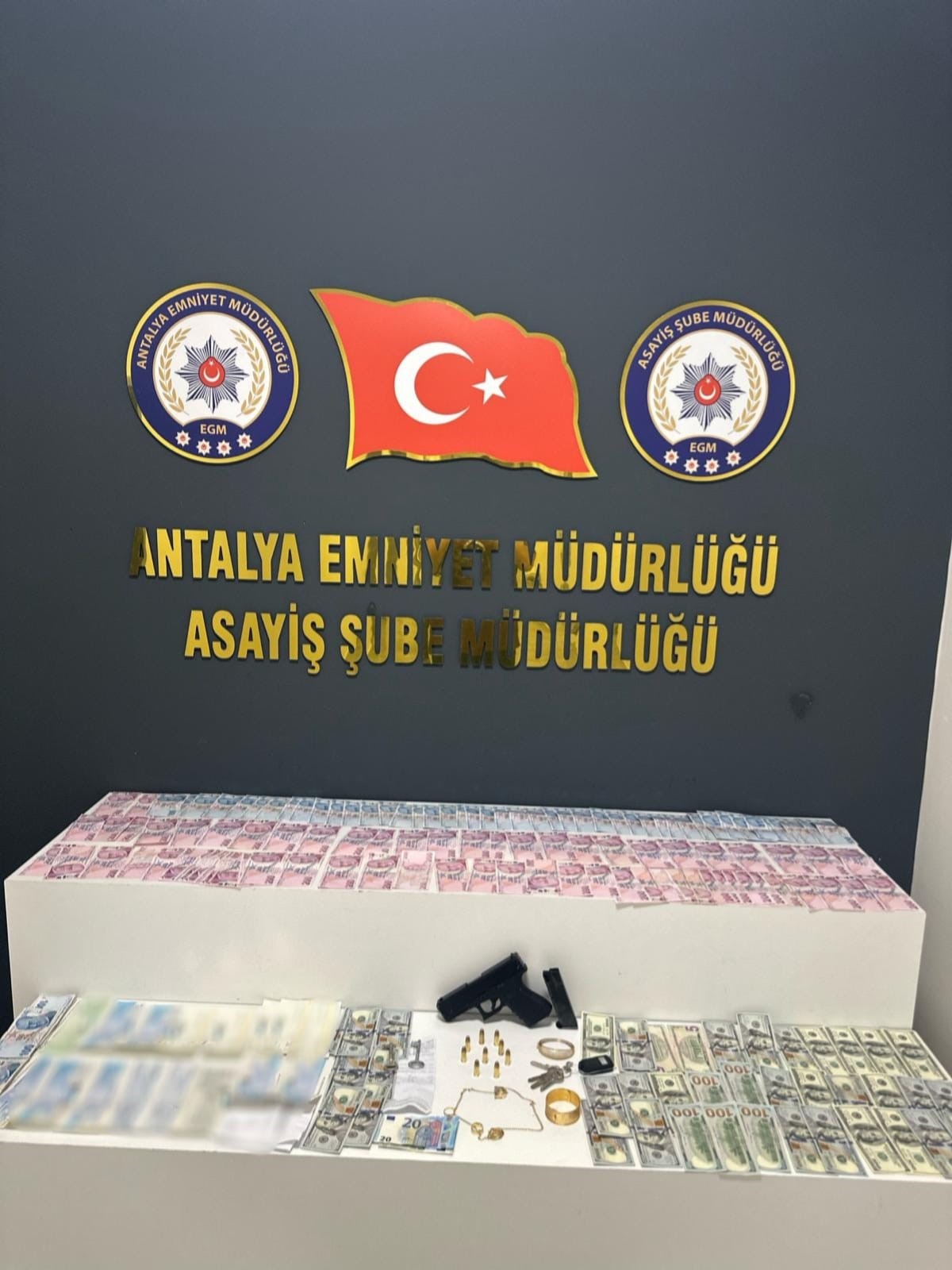 Antalya'da döviz ve ziynet eşyası çalan hırsız yakalandı